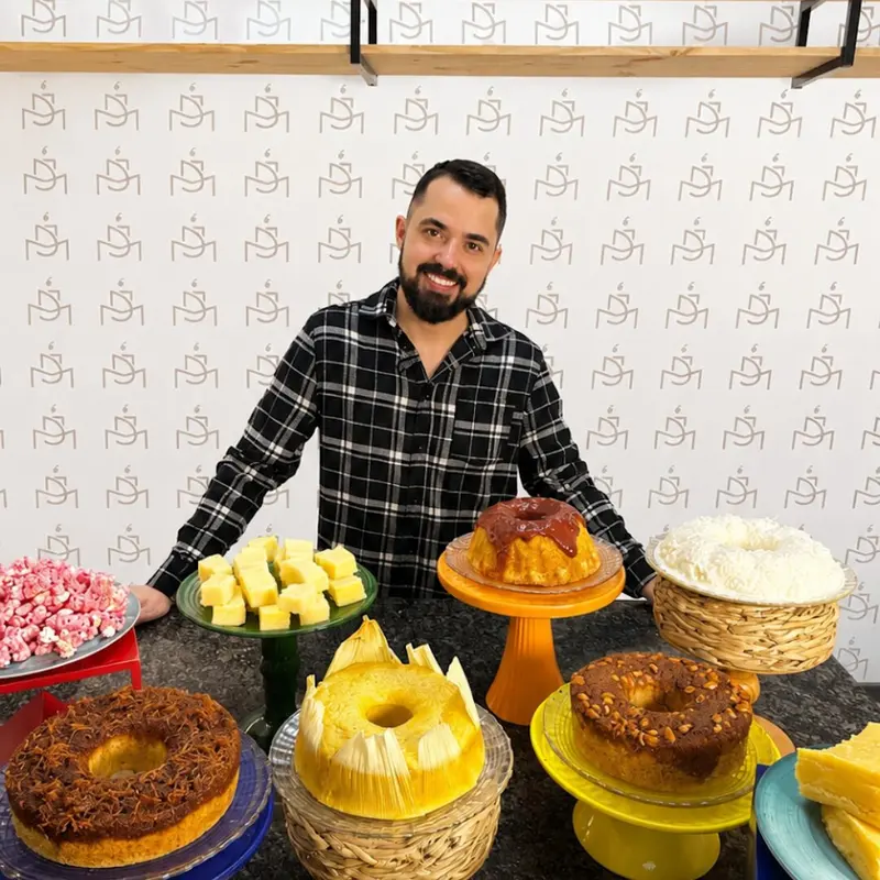 Mesa junina com bolos e doces típicos